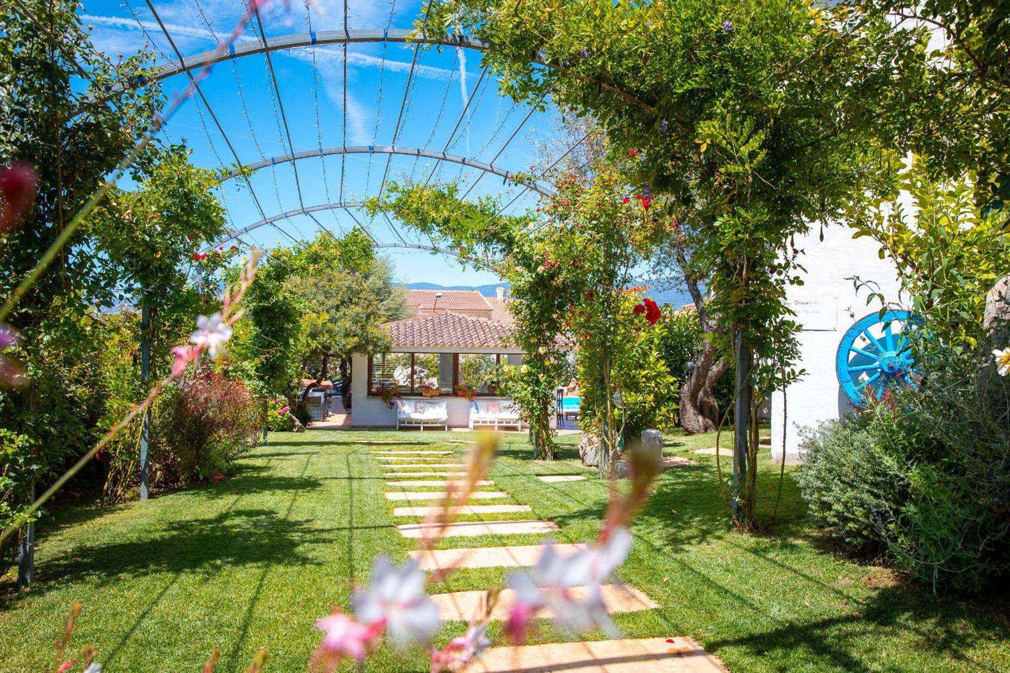 Hotel Ristorante S'Astore Benetutti Екстериор снимка